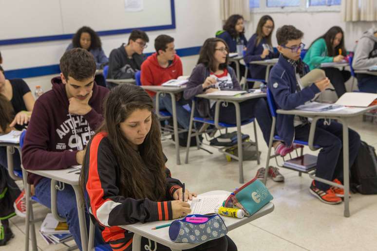 Escolas públicas e privadas de ensino médio não estão obtendo bons resultados