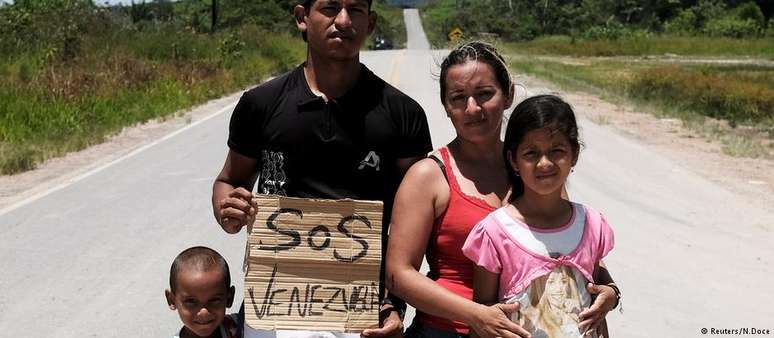 Família de venezuelanos no caminho entre a cidade fronteiriça de Pacaraima e Boa Vista