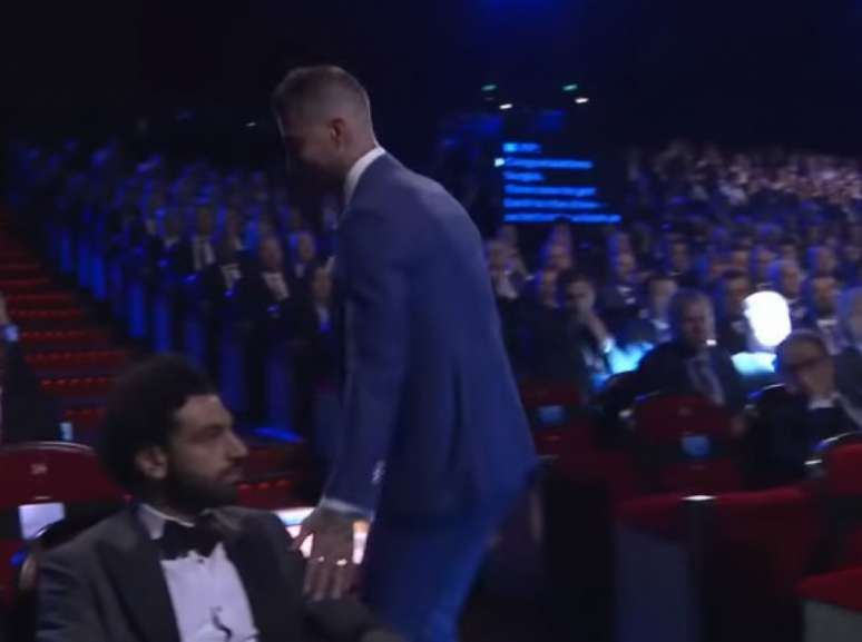 O momento em que Sérgio Ramos "cumprimenta" Salah (Foto: Reprodução)