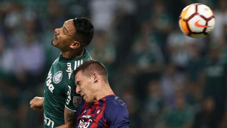 Antônio Carlos em ação durante a classificação do Palmeiras às quartas da Libertadores (Foto: Cesar Greco/Palmeira)