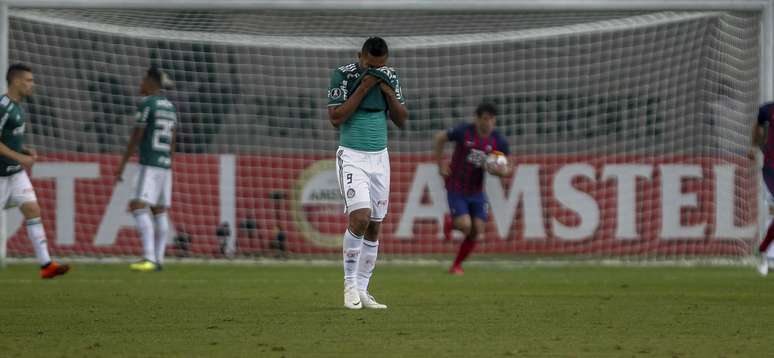 Borja, do Palmeiras, lamenta gol do Cerro Porteño, em partida válida pelas oitavas de final da Copa Libertadores da América, no Allianz Parque, na zona oeste da capital paulista, nesta quinta-feira, 30.