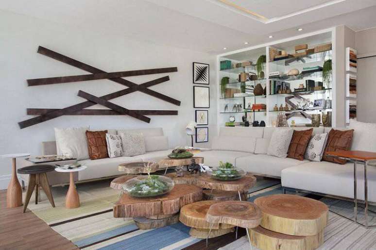 7. Os vidros na mesa de centro d&atilde;o o toque natural para a sala de estar. Projeto por Gloria Copelo.