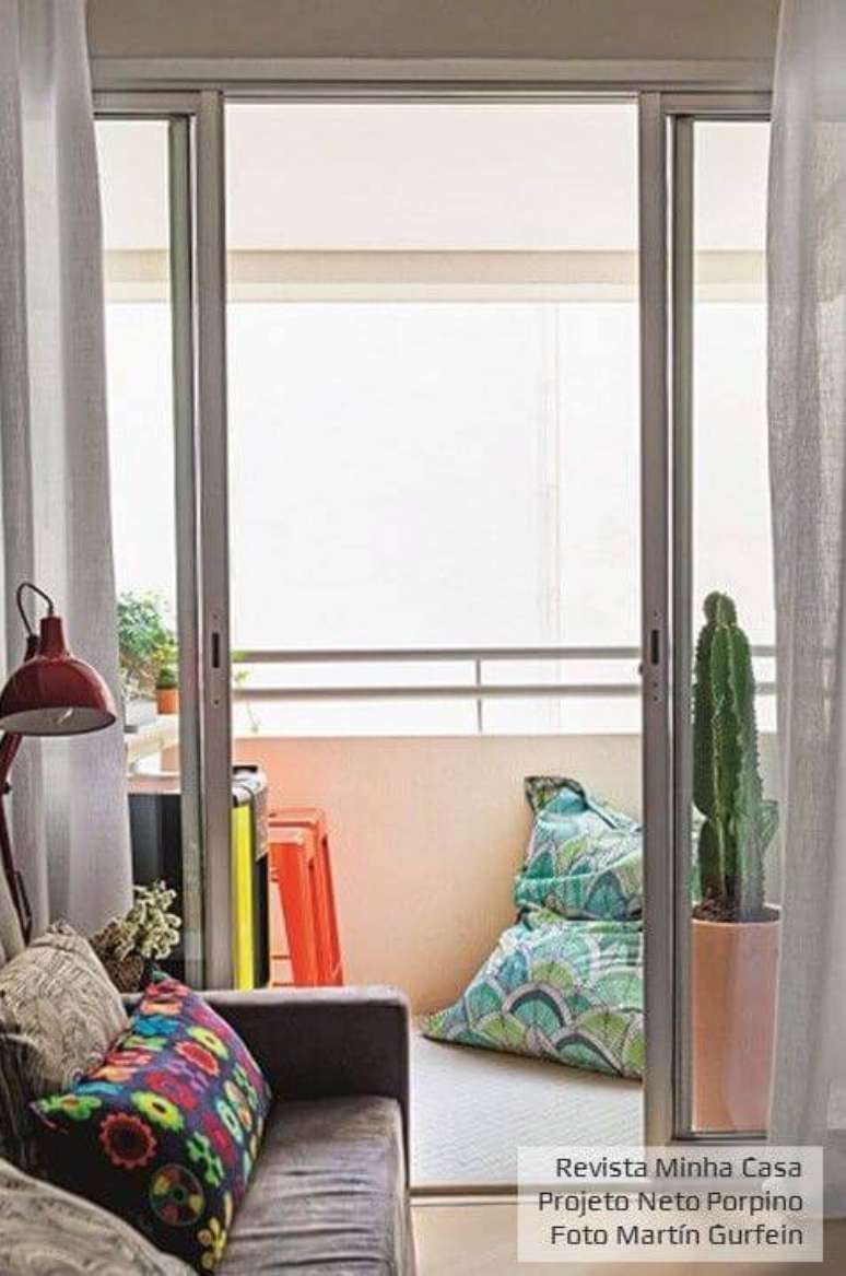 15. A varanda com vaso de cacto e almofada &eacute; o contato urbano com a natureza. Projeto por Neto Porpino.
