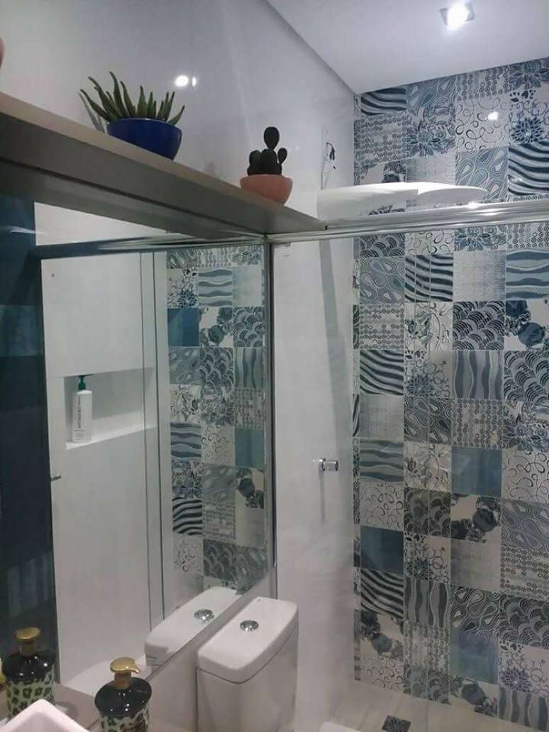 17. A prateleira no banheiro tamb&eacute;m pode ser um excelente lugar para vasos pequenos de cacto. Projeto por Debora Fukagawa.