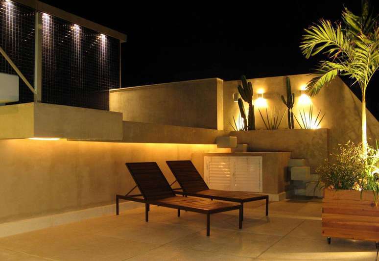 24. O jardim externo combina luzes com cactos alto, em um clima des&eacute;trico. Projeto por Andr&eacute; Martins.