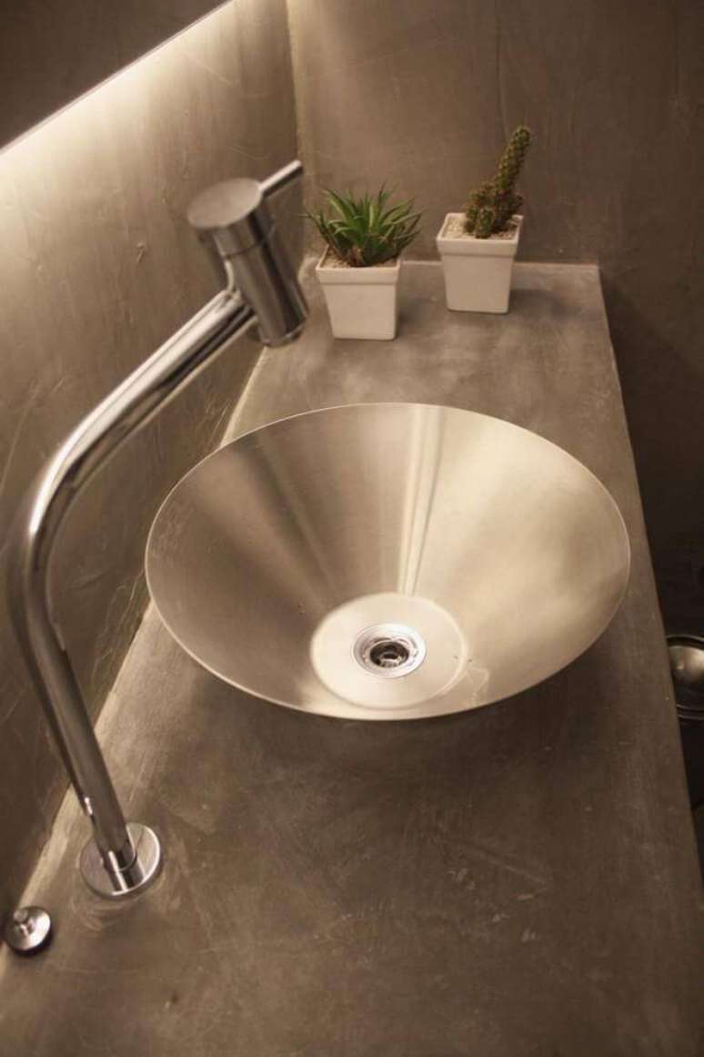 25. O projeto de Tria Arquitetura usa o verde dos cactos mini no banheiro com cuba de inox e bancada de cimento queimado.