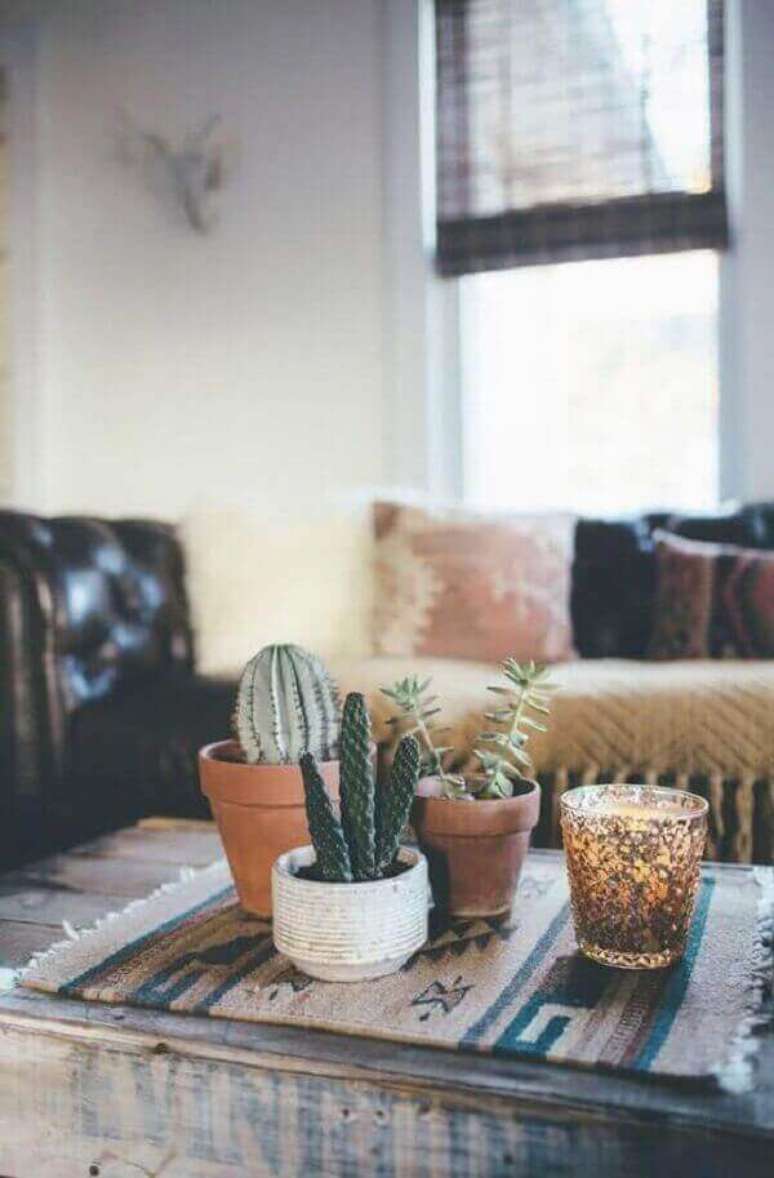 54- A mesa de centro da sala de estar é decorada com vasos de cactos. Fonte: Pinterest