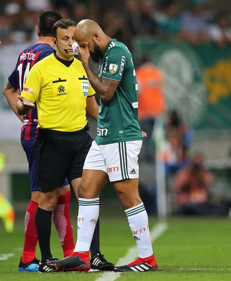 O volante Felipe Melo, do Palmeiras, deixa o campo após ser expulso ainda nos primeiros minutos da partida contra o Cerro Porteño, válida pelas oitavas de final da Copa Libertadores da América, no Allianz Parque, na zona oeste da capital paulista, nesta quinta-feira, 30.