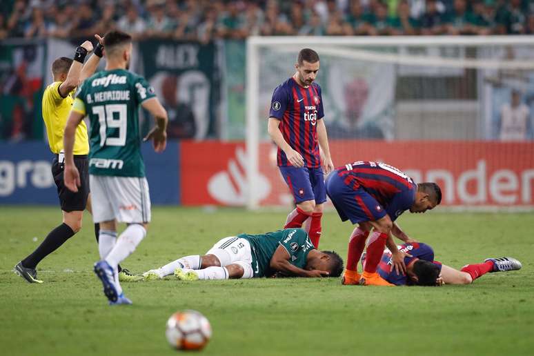 Borja do Palmeiras se choca com Rodrigo Rojas do Cerro Porteño durante a partida de volta entre Palmeiras x Cerro Porteño válida pelas oitavas de final da Copa Libertadores da América 2018, realizada no Allianz Parque, localizado na zona oeste da capital.