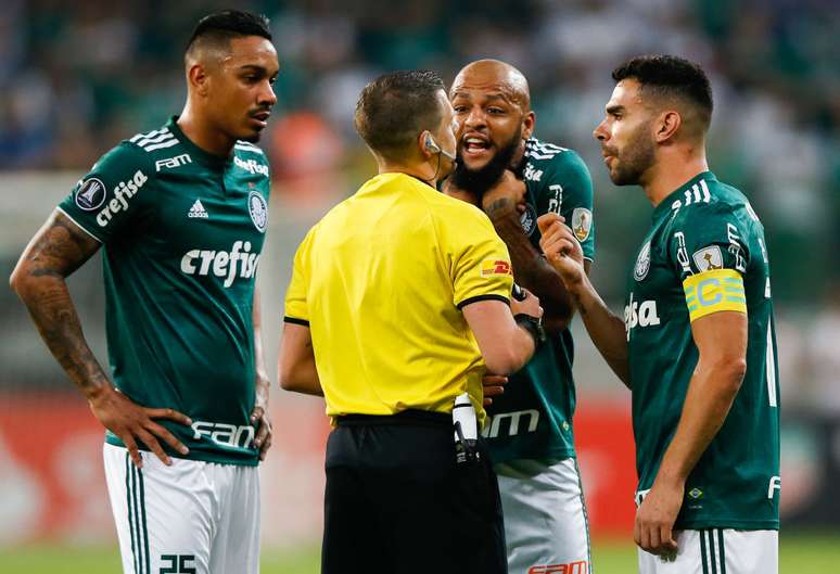 Felipe Melo e companheiros reclamam com árbitro após a expulsão