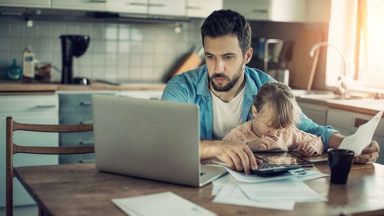 A pessoa que está preocupada com o trabalho fora do expediente pode ficar distante