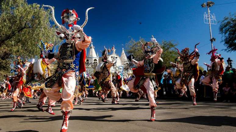 Na foto, um Carnaval chileno; na percepção de muitos estrangeiros, símbolos e ícones do país se confundiam com os do Brasil