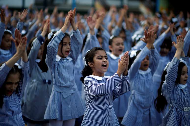 Estudantes palestinas participam de evento em escola comandada pela UNRWA
 29/8/2018    REUTERS/Mohammed Salem 