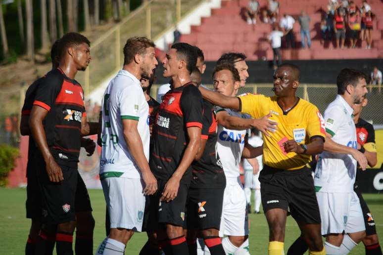 Rafael Moura no lance que envolveu sua expuls&atilde;o