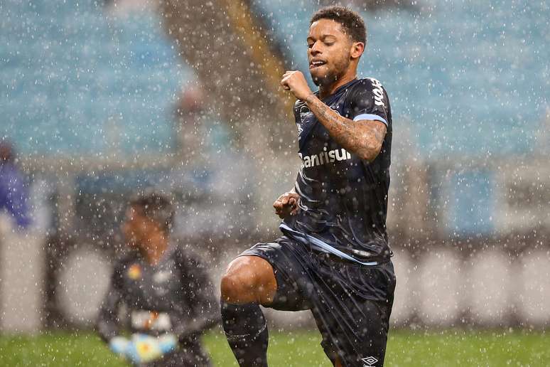 André comemora o seu gol na partida entre Grêmio e Botafogo; time gaúcho fez 4 a 0 no rival carioca