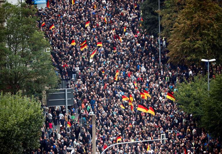 Apoiadores e críticos da política liberal de imigração da chanceler alemã, Angela Merkel, promoveram manifestações rivais neste sábado na cidade de Chemnitz