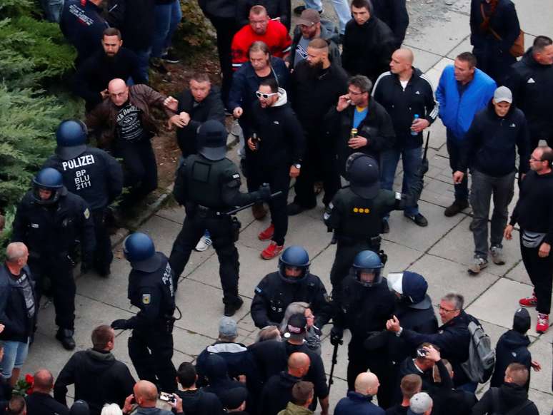 Alguns dias atrás, manifestantes de extrema-direita entraram em conflito com a polícia