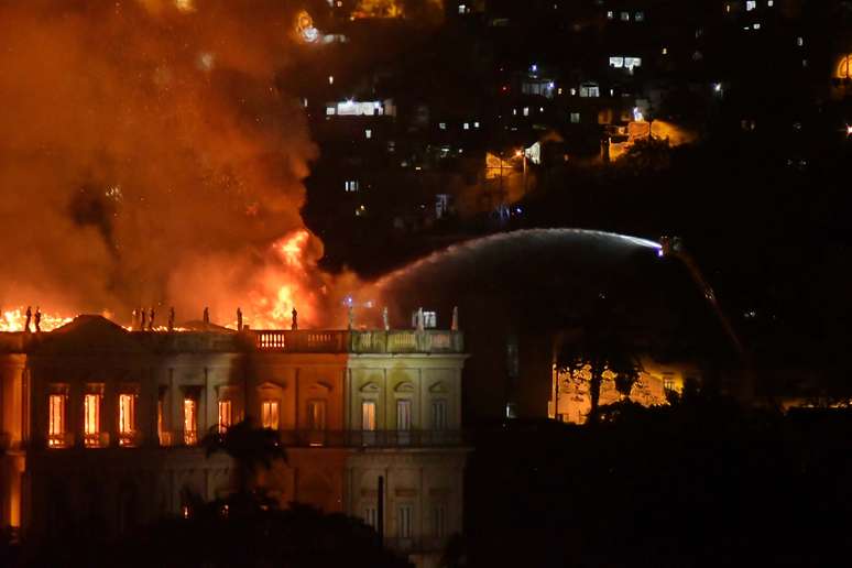 Bombeiro joga água sobre o Museu Nacional incendiado