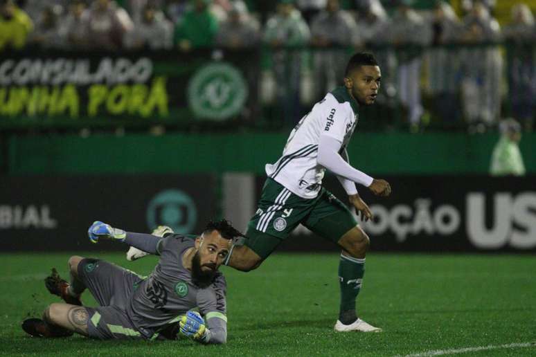 Miguel Borja, do Palmeiras, comemora após marcar gol em partida contra a Chapecoense