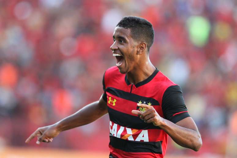 Jogador Gabriel do Sport comemora gol durante a partida contra o Paraná; gol garantiu a vitória do time pernambucano