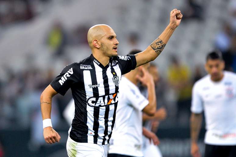 F&aacute;bio Santos comemora o seu gol no jogo contra o Corinthians; o tento igualou o marcador em 1 a 1 na Arena