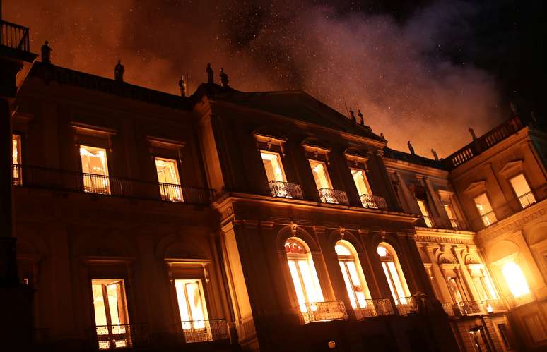 Incêndio consome o Museu Nacional, na Quinta da Boa Vista, Rio de Janeiro