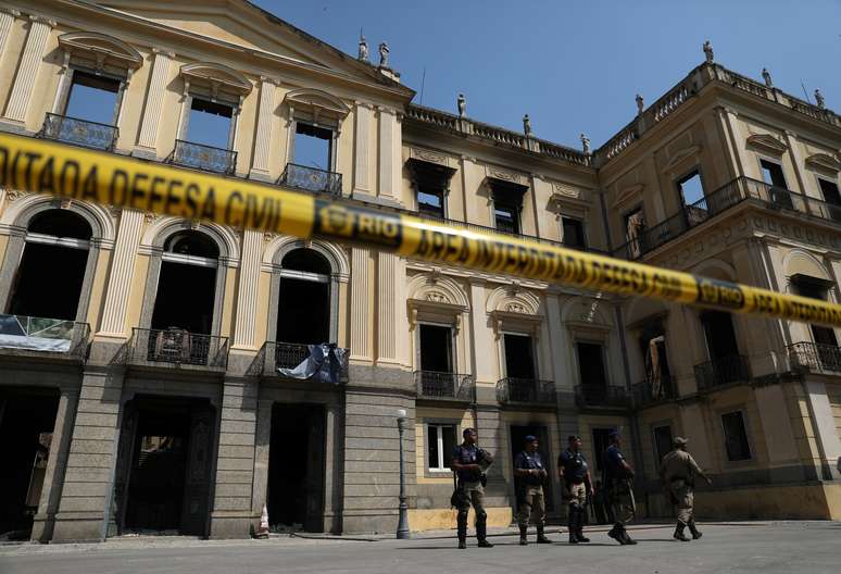 Policiais em frente ao Museu Nacional, na Quinta da Boa Vista, no Rio de Janeiro 03/09/2018 REUTERS/Pilar Olivares 