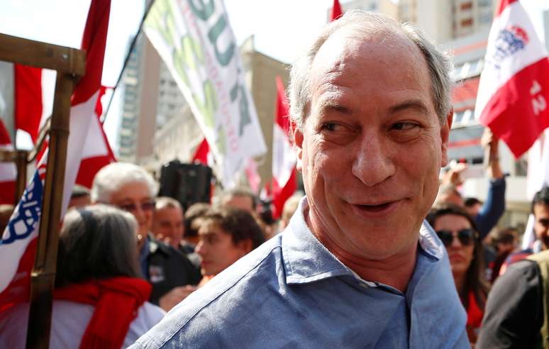 Candidato do PDT &agrave; Presid&ecirc;ncia, Ciro Gomes, durante caminhada de campanha em Curitiba
01/09/2018 REUTERS/Rodolfo Buhrer
