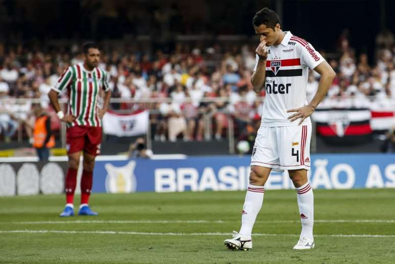 Anderson Martins sentiu no primeiro tempo do jogo contra o Flu (Foto: Rodrigo Gazzanel/RM Sports)
