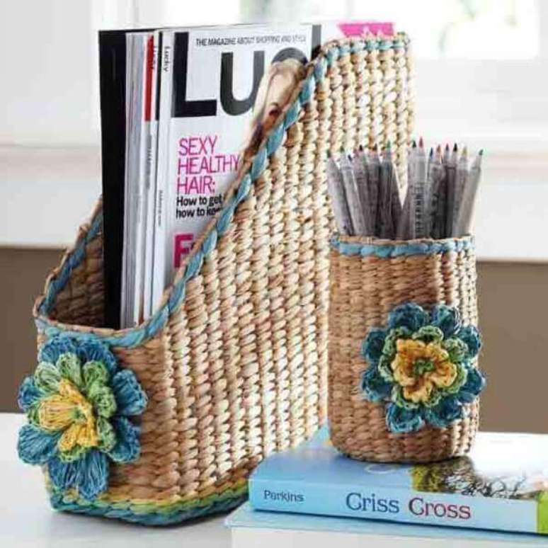 22- Artesanatos em geral com flor de crochê servem como adorno para móveis de escritórios. Fonte: Artesanato e reciclagem