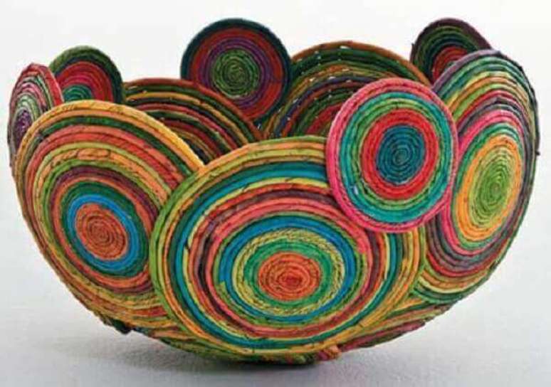 60- Artesanatos em geral com jornal enrolado formam fruteira colorida sobre a mesa. Fonte: Cultura Mix