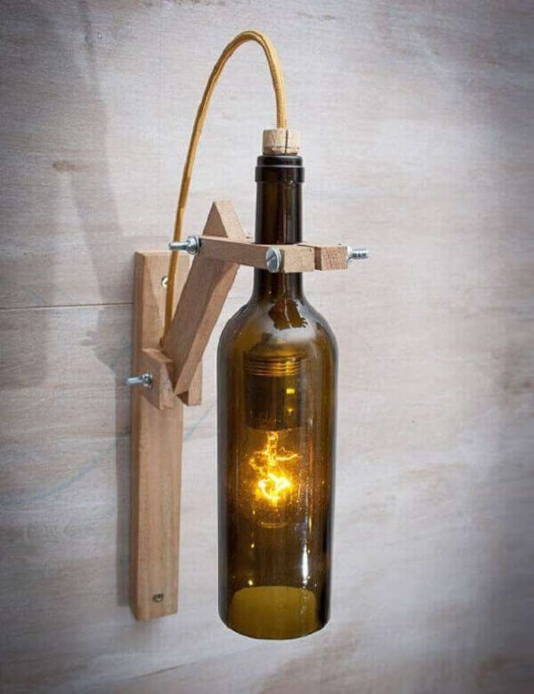 20- Artesanatos em geral com garrafas cortadas são utilizadas como lanternas ou arandelas. Fonte: Pinterest