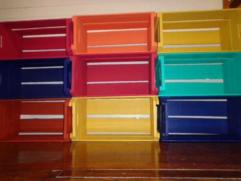 52. Decoração com caixotes de madeira coloridos. Foto de Viver de Artesanato