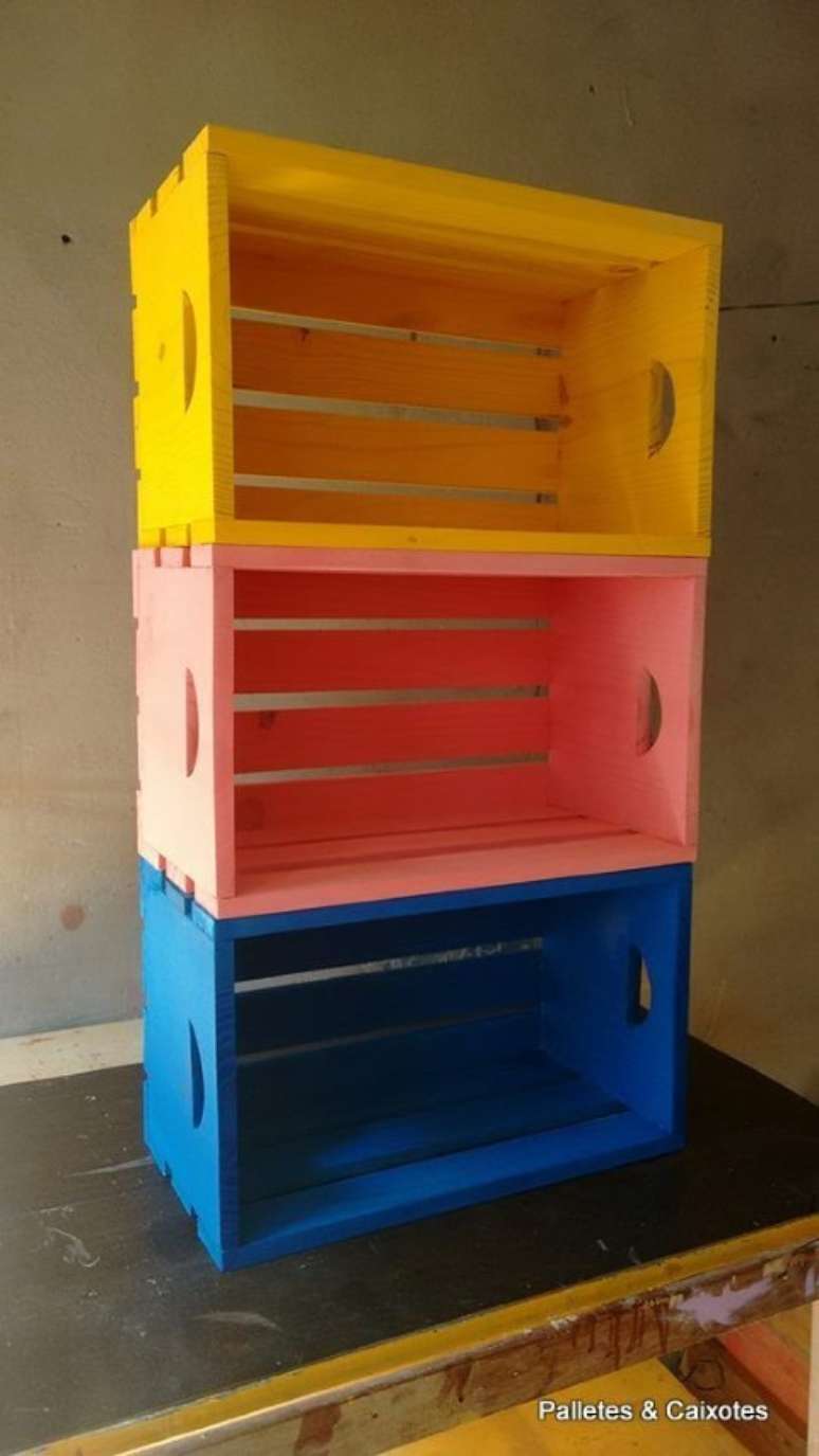 46. Os caixotes de madeira coloridos deixam a decora&ccedil;&atilde;o mais divertida. Foto de Palletes e Caixotes