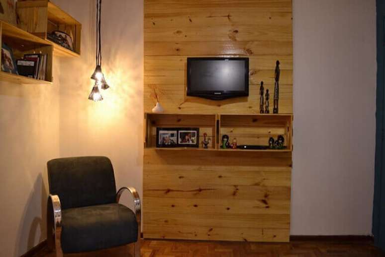 21. Painel de TV de madeira com caixotes como nichos. Projeto de Elisabeth Scholz