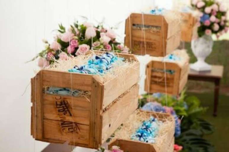 27. Decoração com caixotes de madeira suspensos decorativos. Foto de Pinterest