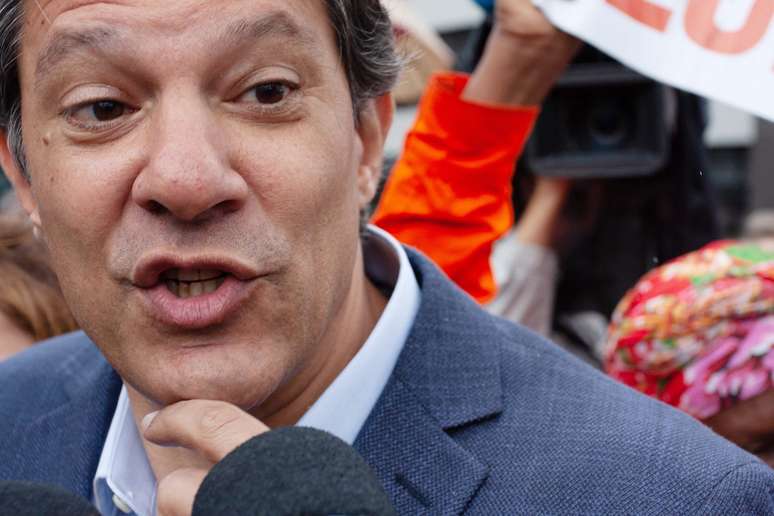 Cotado para assumir a candidatura do PT à Presidência, Fernando Haddad visitou, nesta segunda-feira (3) o ex-presidente Luiz Inácio Lula da Silva, na sede da Polícia Federal (PF), em Curitiba (PR), pela quinta vez nos últimos 20 dias.