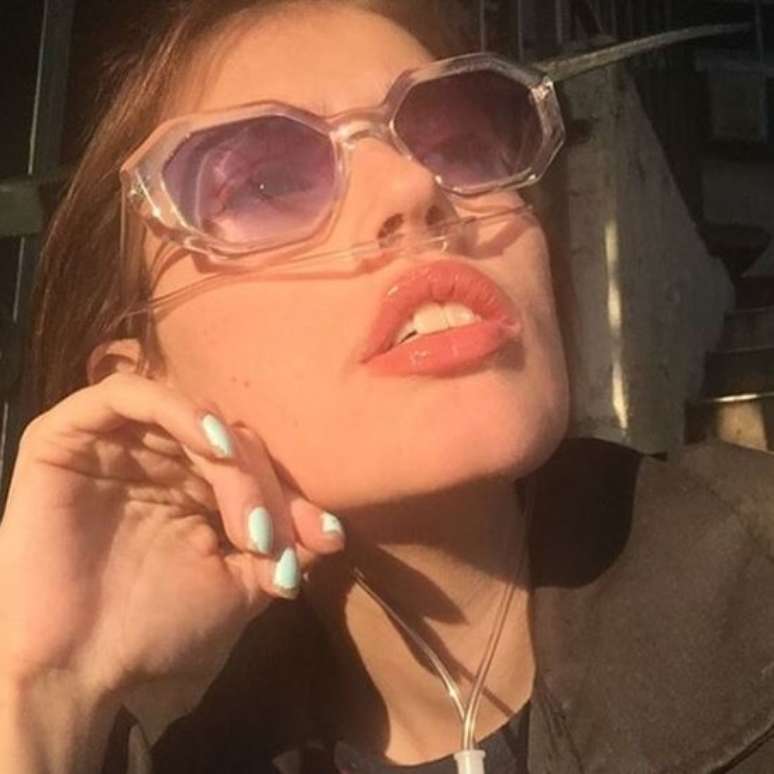 A fundação de Claire Wineland diz que a youtuber morreu pacificamente ao lado de sua família