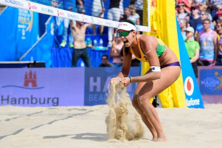 Brasileira Duda é eleita a melhor jogadora de vôlei de praia da