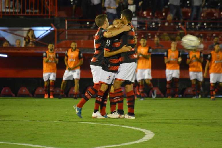 Jogadores do Atlético-GO comemoram gol na vitória diante da Ponte Preta