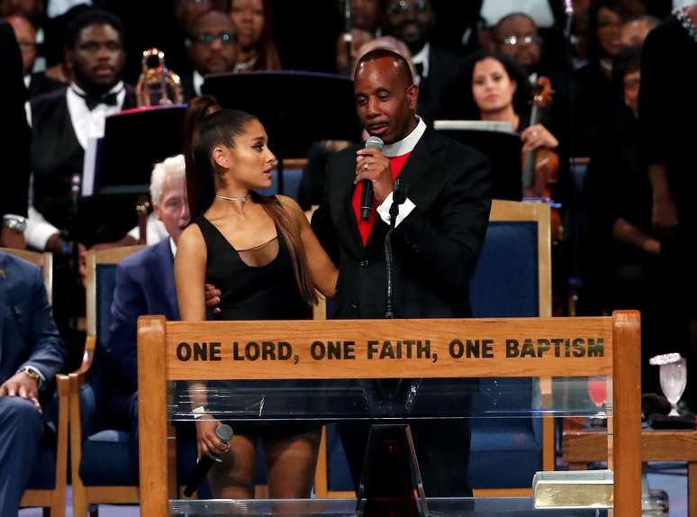 Pastor Charles Ellis e a cantora Ariana Grande, durante o tributo &agrave; Aretha Franklin