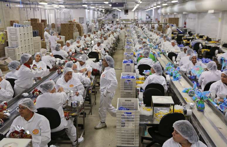 Funcionários trabalham em fábrica em São Paulo  26/02/2015 REUTERS/Paulo Whitaker