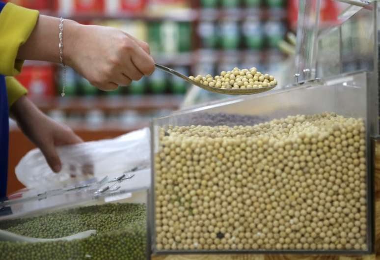 Cliente seleciona grãos de soja em mercado em Wuhan, na China 14/04/2014  REUTERS/Stringer