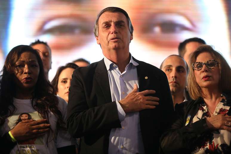 Candidato do PSL à Presidência, Jair Bolsonaro, ouve o Hino Nacional durante encontro com mulheres em Porto Alegre
30/08/2018 REUTERS/Diego Vara