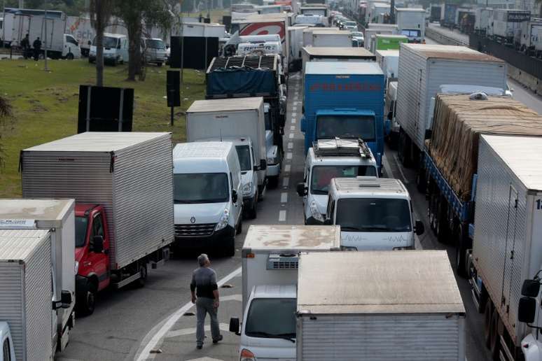 Caminhões parados na rodovia Régis Bittencourt durante a greve dos caminhoneiros contra os preços do diesel no fim de maio de 2018