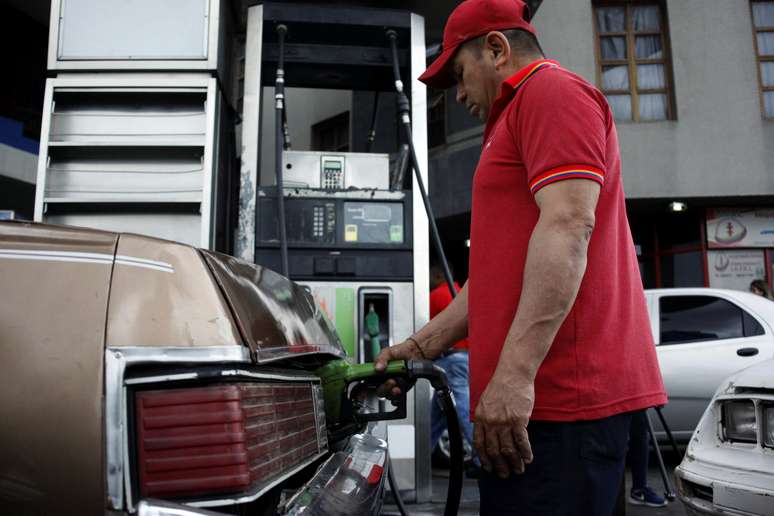 Carro é abastecido em San Antonio, na Venezuela
 4/9/2018   REUTERS/Carlos Eduardo Ramirez 