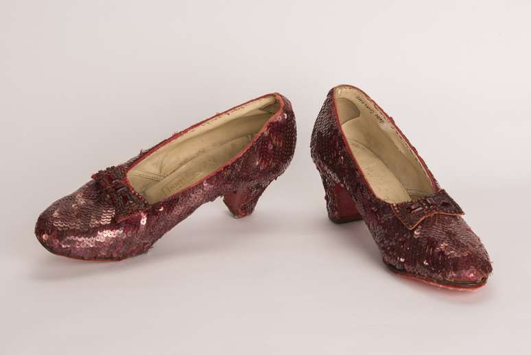 Par de sapatos usado por Judy Garland em &#039;O Mágico de Oz&#039; é recuperado e exibido pelo FBI 