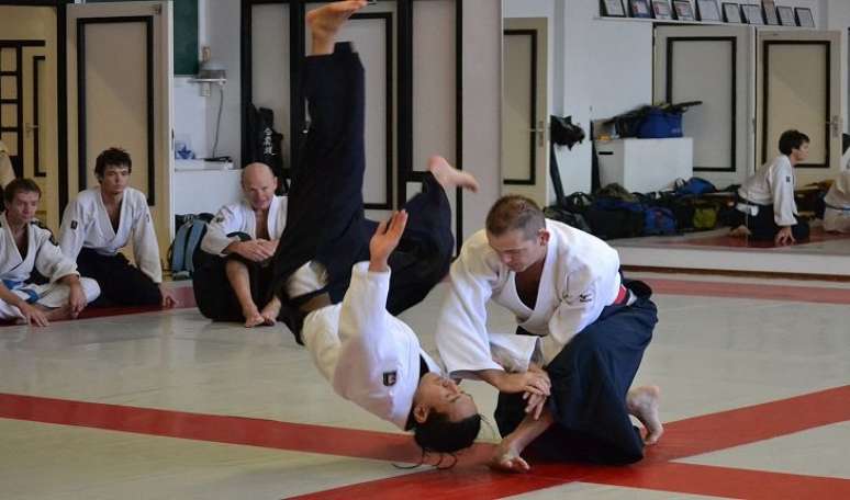 Aikido: as aulas práticas podem ter ensinamentos mais filosóficos. Sua base é a cooperação e não a competição. Portanto, a técnica é baseada em torções e imobilizações nas quais se aproveita a força de ataque do oponente contra ele mesmo. Perfil de aluno: As aulas são indicadas para pessoas que buscam aliviar o estresse e agressividade, uma vez que apresentam técnicas de respiração (kokyu). Mulheres apostam muito no aikido para aprender técnicas de defesa pessoal, segundo Vitor Faracini, estudioso em lutas e quarto grau da faixa preta de Jiu-Jitsu, da academia Gracie, em São Paulo (SP). “Como essa aula não exige tanto esforço físico, também atrai pessoas com mais idade”, diz. (