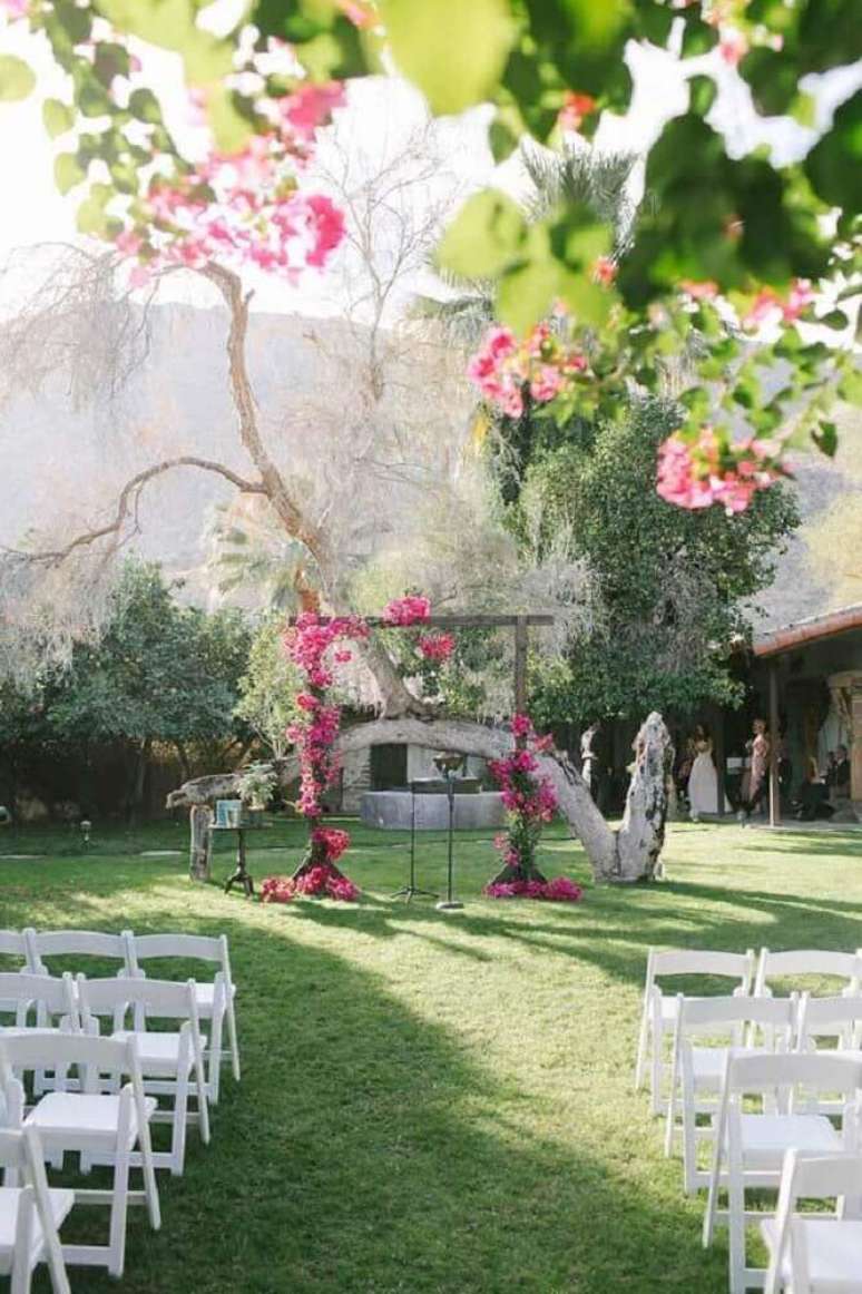15. Cenário rústico para casamento em casa com altar decorado com flores cor de rosa – Foto Home: Decoo