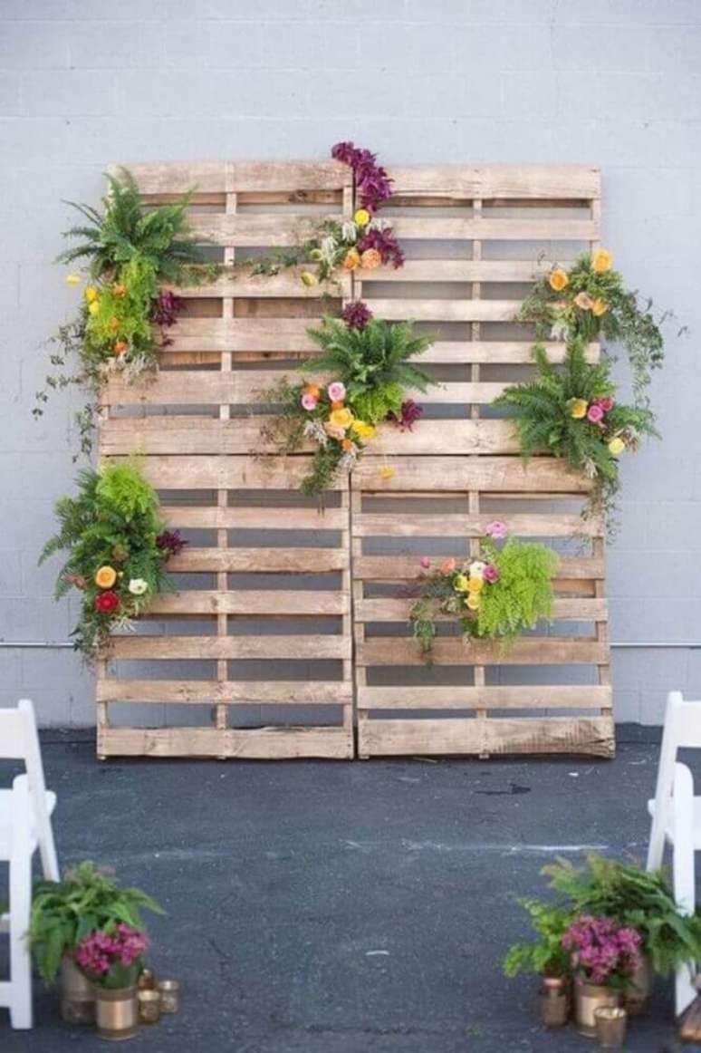 16. O altar do casamento em casas simples pode ser feito com pallets decorado com flores, para trazer um ar rústico à cerimônia – Foto: UP Station